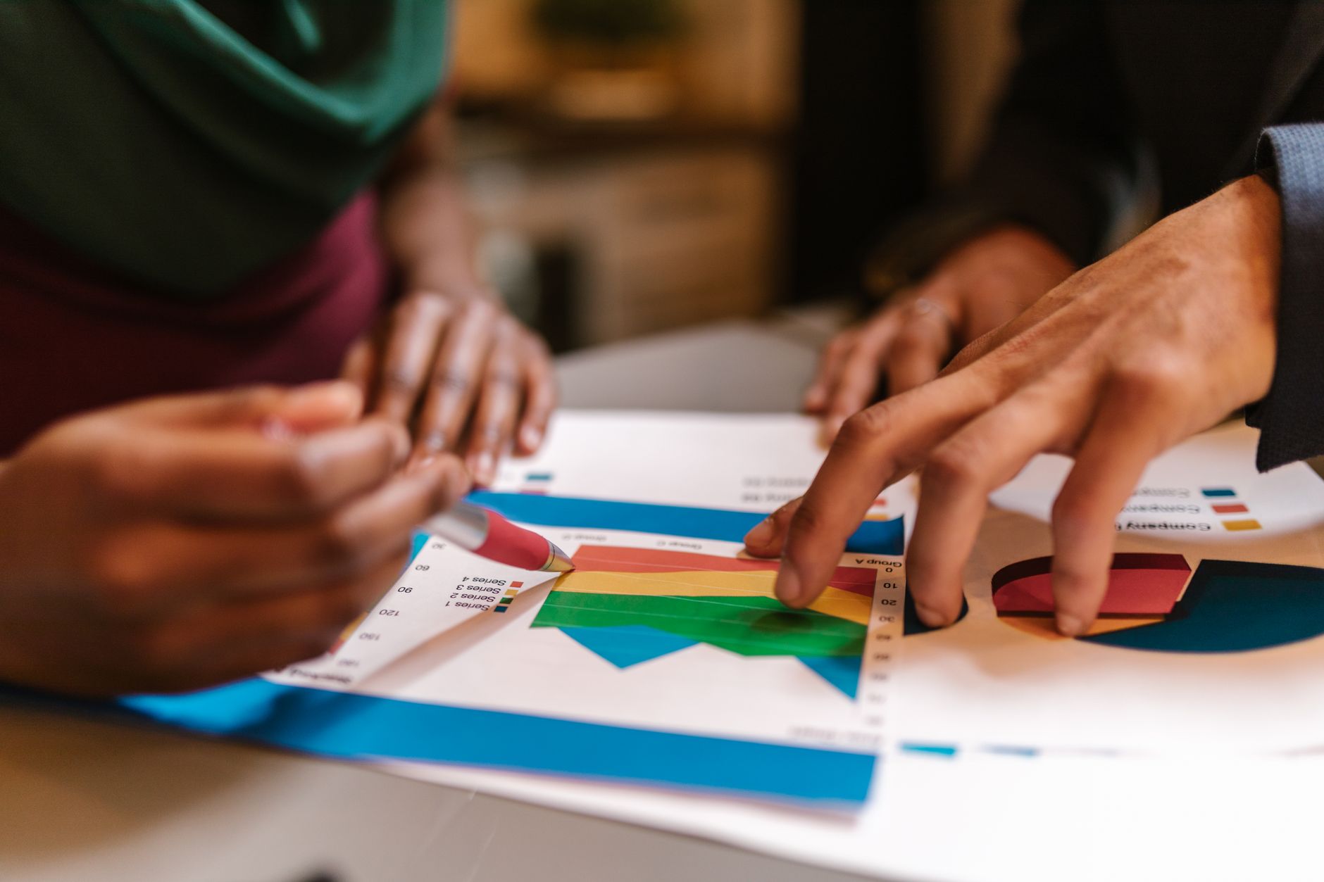 Equipe comercial analisando um mapa de mercado em uma reunião