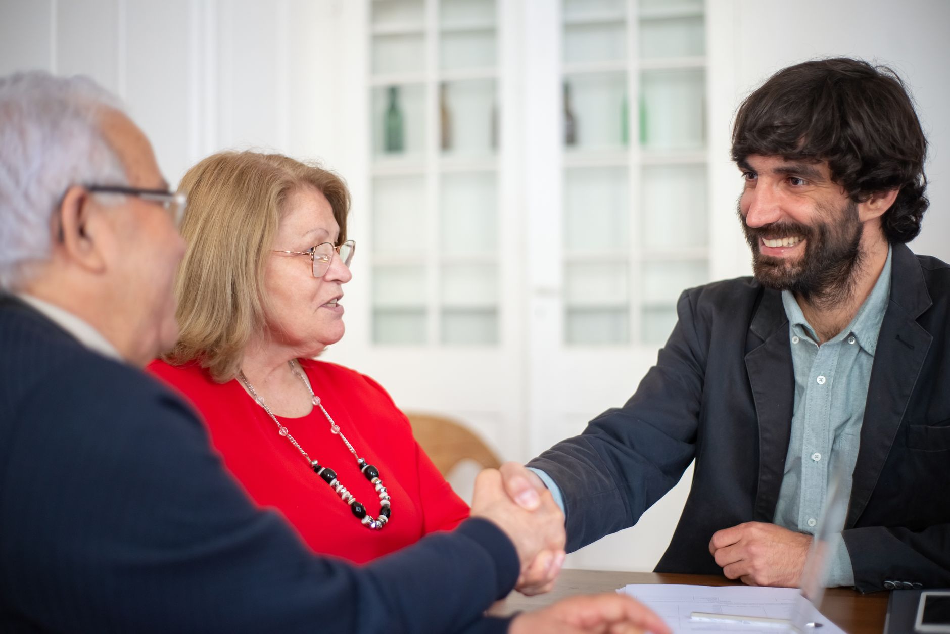 Reunião profissional com cliente em escritório