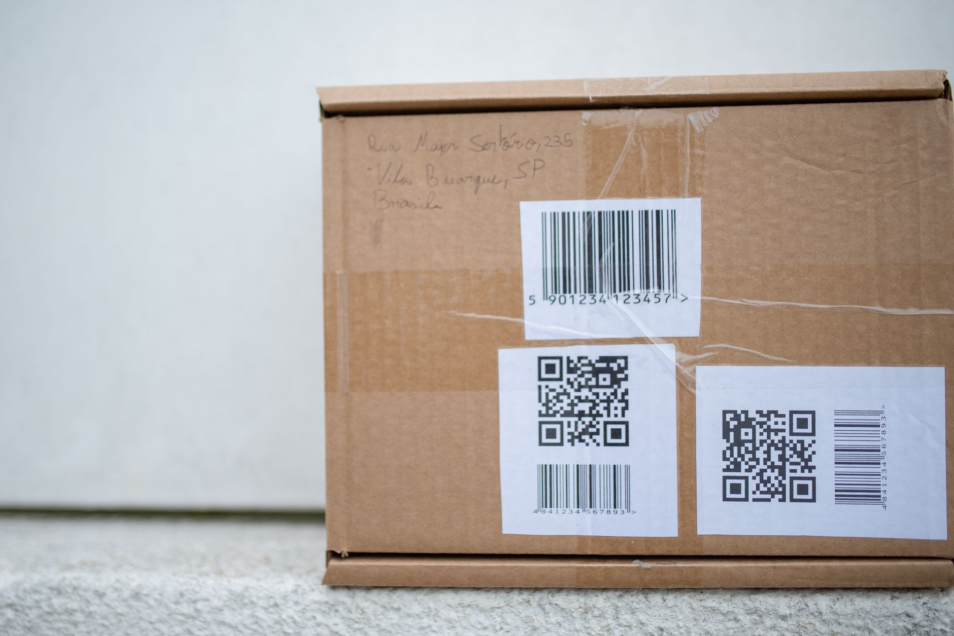 Caixa de papelão com etiquetas de QR Code e código de barras